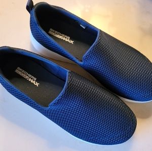 Skechers GogaMax Size 9 slip-on walking shoes